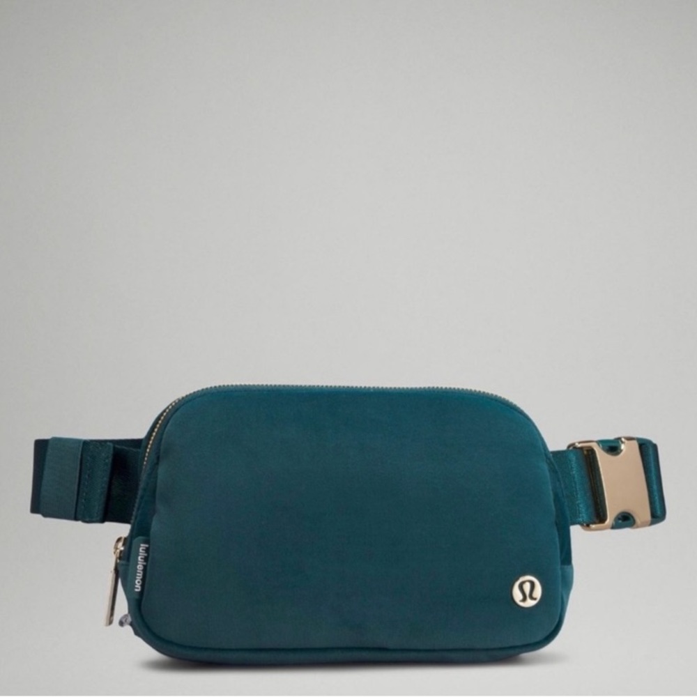 NWT Holiday 2022 Limited Edition - Velour Everywhere Belt Bag